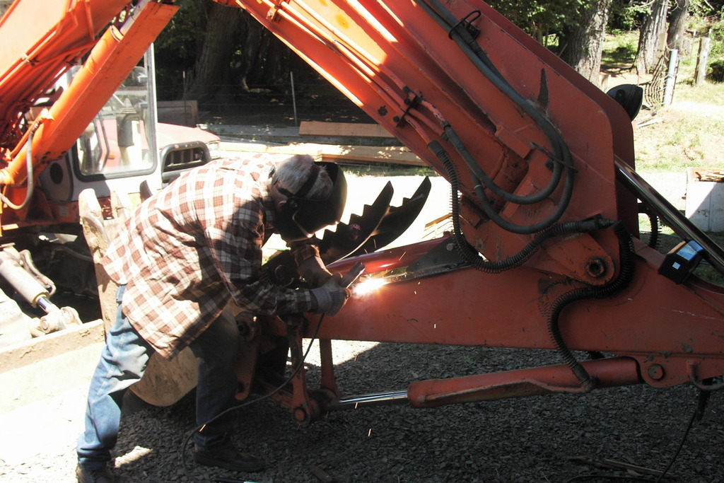 HT1035 hydraulic thumb installed on an excavator