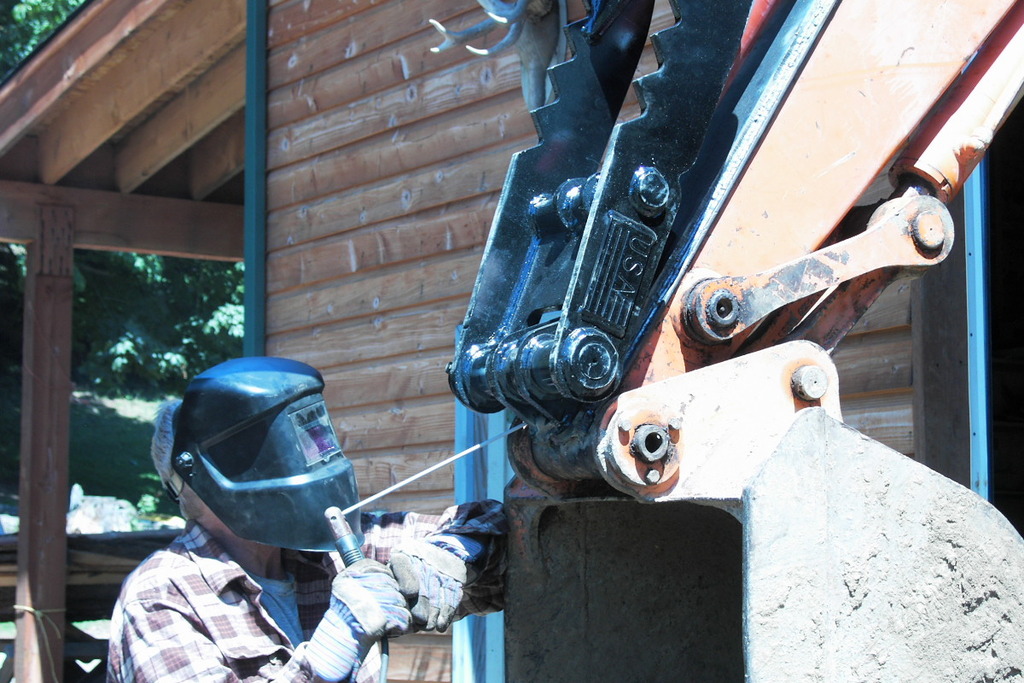 HT1035 thumb hydrualic thumb installed on an excavator ready to grasp