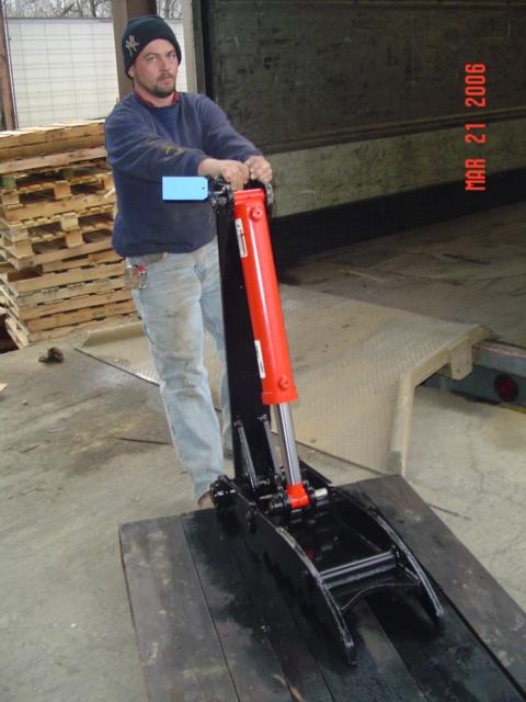 HT1035 hydraulic thumb being loaded