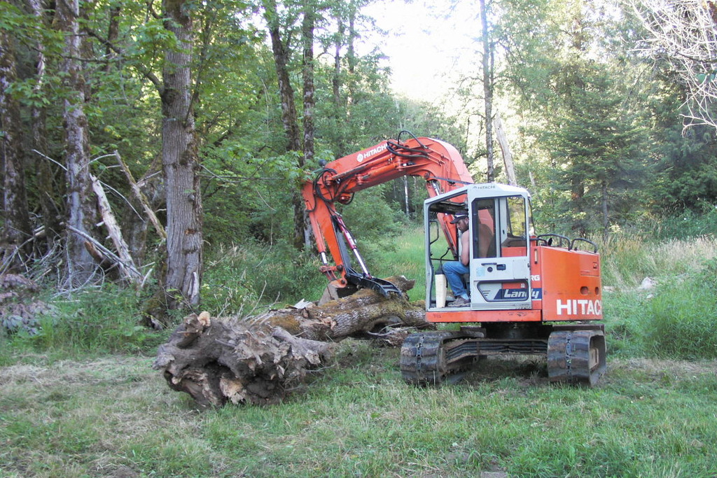 HT1035 hydraulic thumb in the folded position, welded on an excavator