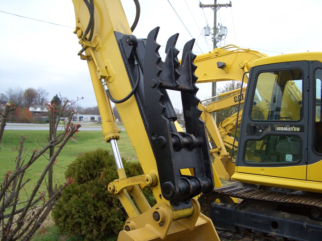 Hydraulic Thumb  MT1850 installed on an excavator