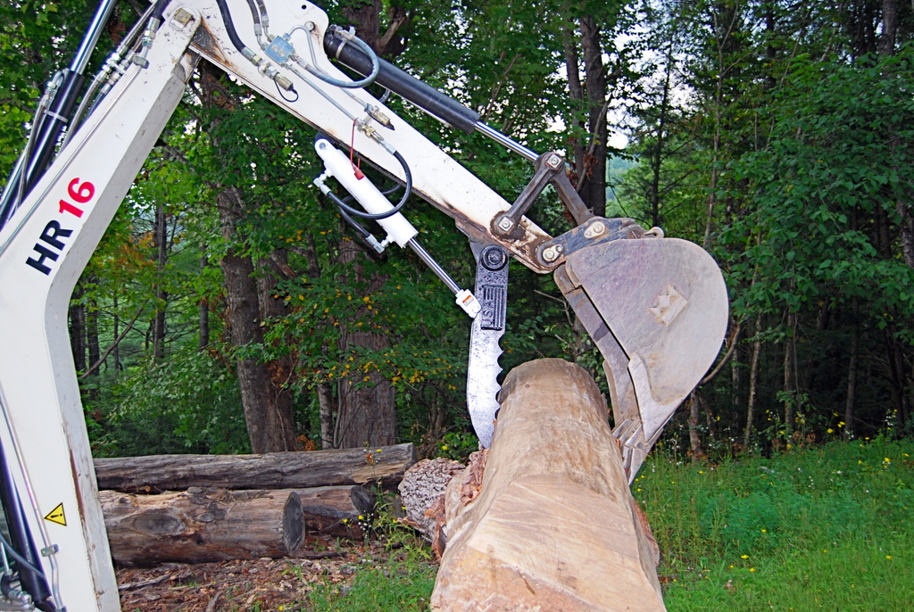 Action shot! HR16 picks up a stone aided by the HT830 mini hydraulic excavator thumb