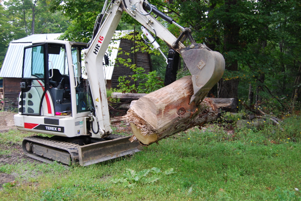 8\" x 30\" mini hydraulic excavator thumb by USA Attachments installed on TEREX HR16