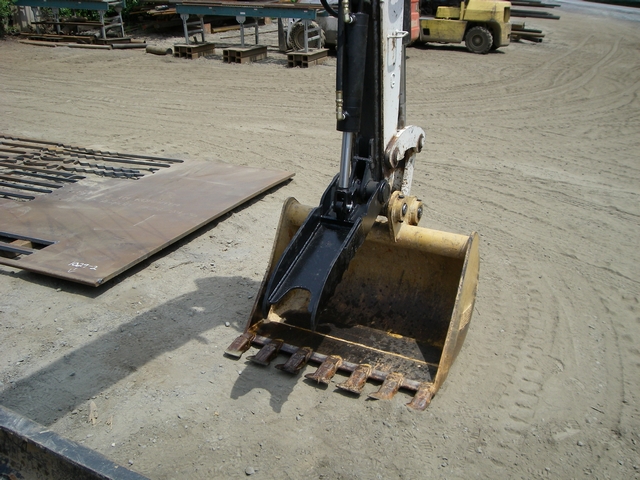 HT830 mini excavator thumb on a pallet doing another pose