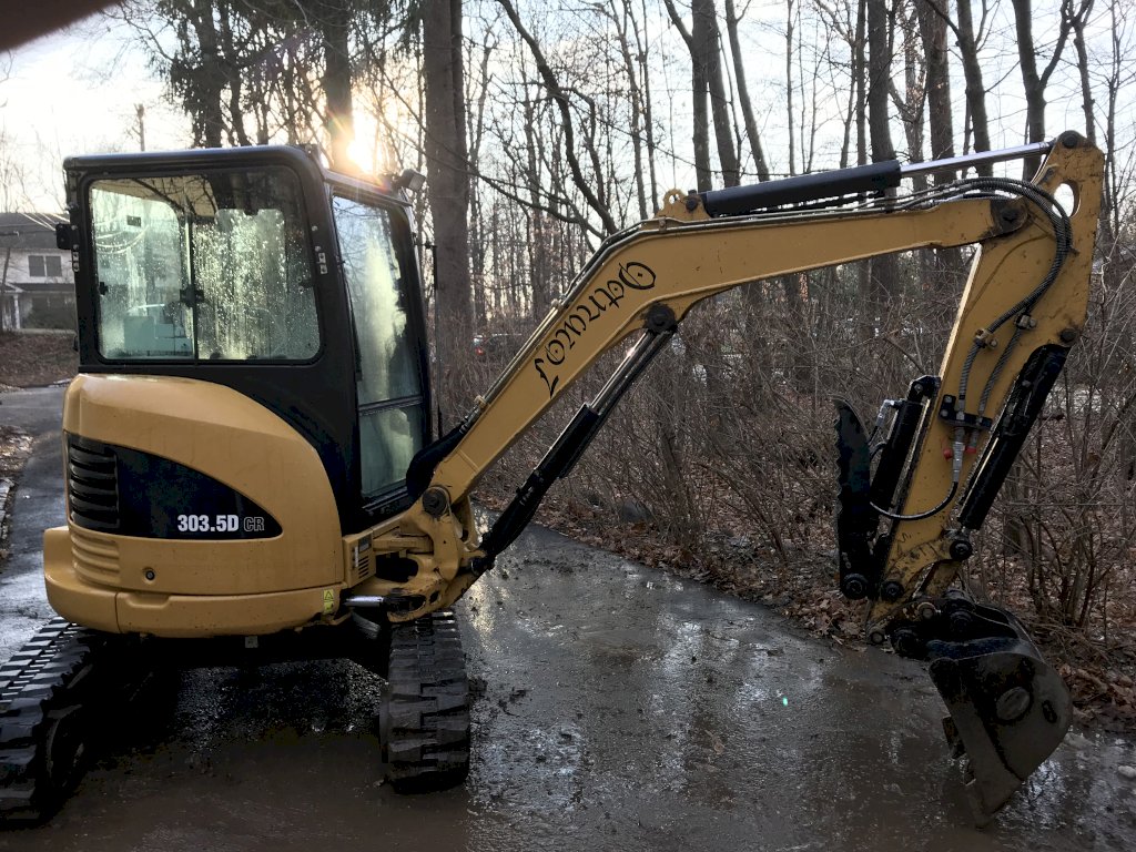 Ht830 hydraulic mini excavator thumb on a cat 305 5d excavator
