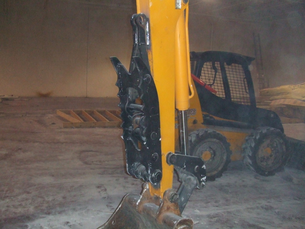 MT1035 thumb installed on a JCB 8060 excavator