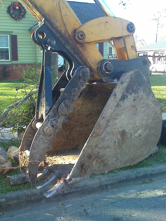 MT1035 mechanical excavator thumb in a closed position