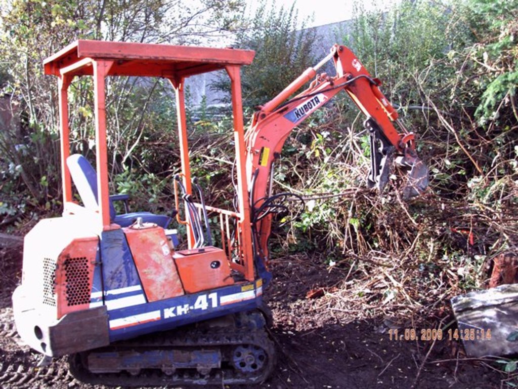 mt618 mini excavator thumb installed on a kubota kh-41 mini excavator