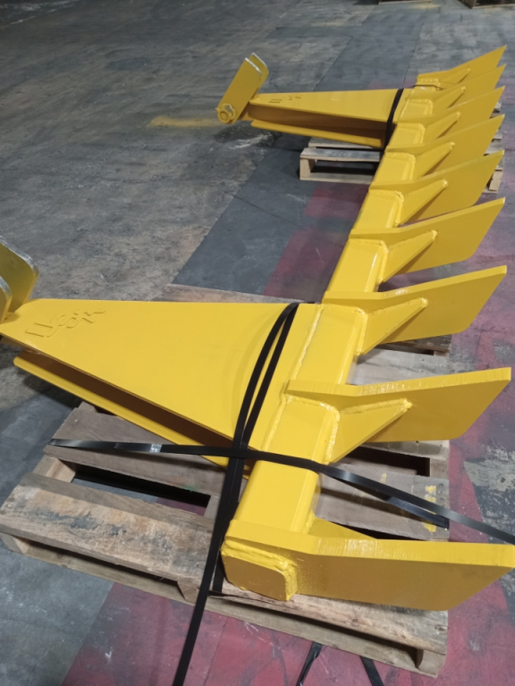 dr1_120_9_6x6 dozer root rake 3