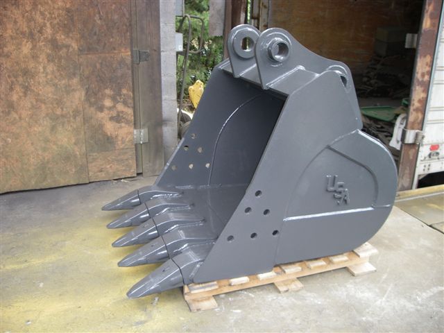 Side profile of 42\" excavator bucket from USA Attachments. Fits machines 33,000 to 40,000 lbs.