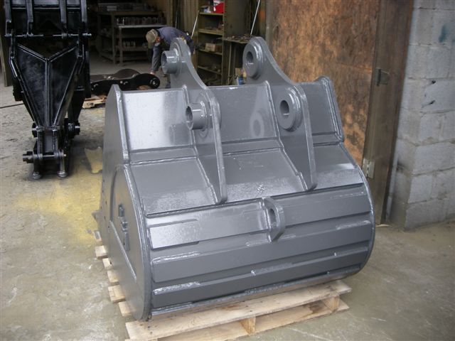 42\" excavator bucket for excavators 33,000 - 40,000 lbs shown from behind.