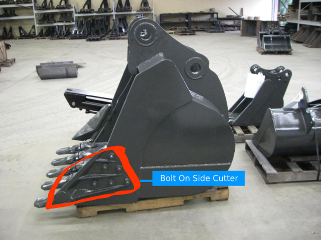 Excavator bucket with bolt on side cutters