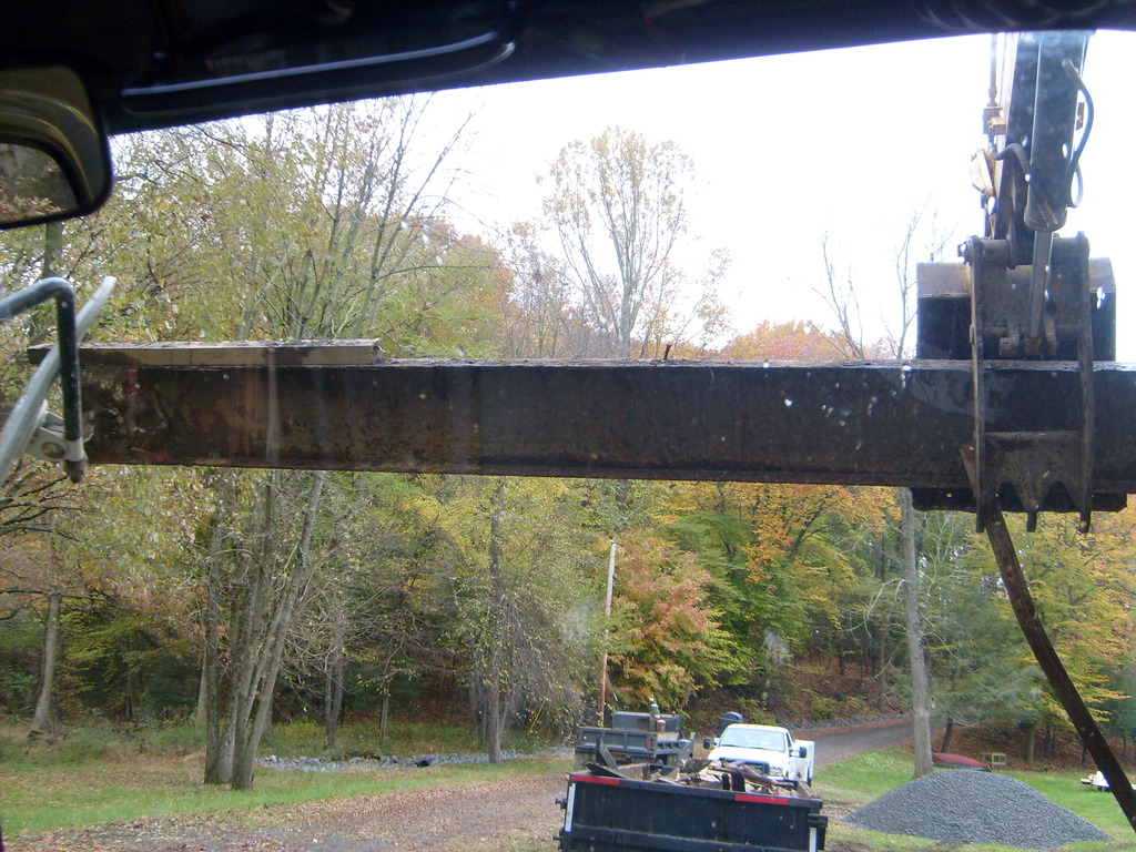 Hydraulic HT1850 thumb as seen from the inside of a cab