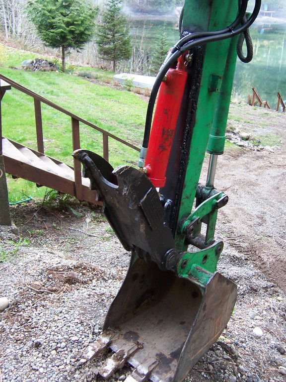 HT830 mini thumb installed on a green excavator.