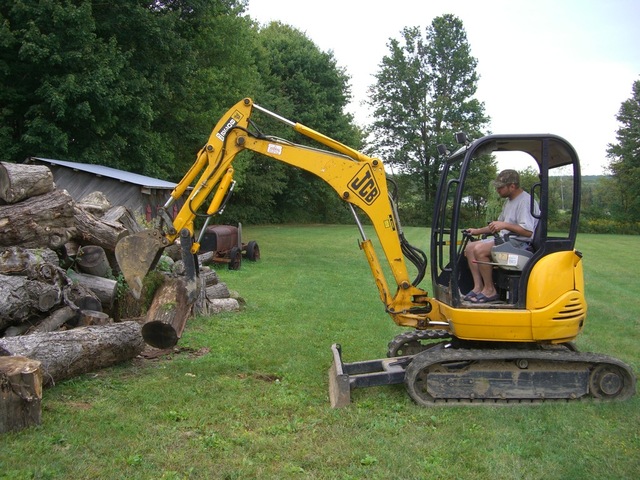 Mini hydraulic thumb in action on a jcb mini excavator