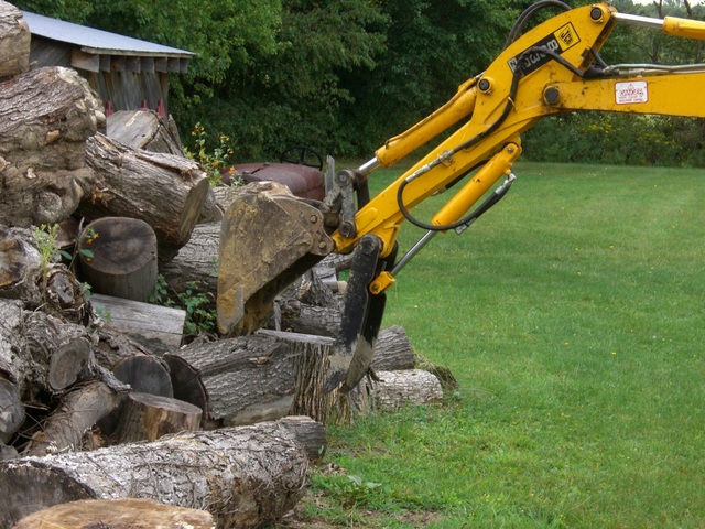 Mini hydraulic thumb moving logs