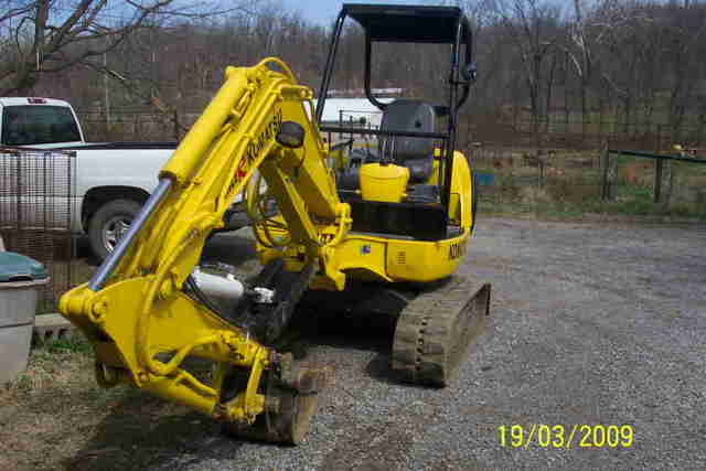 Komatsu excavator with HT830 hydraulic thumb