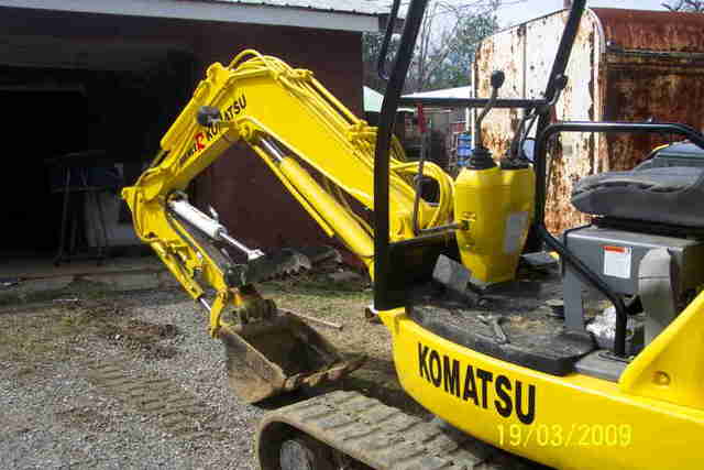 Komatsu excavator with HT830 mini hydraulic thumb installed
