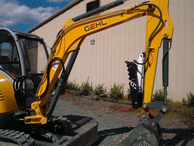 Side profile of the HT830 mini excavator thumb installed on GEHL 353 excavator