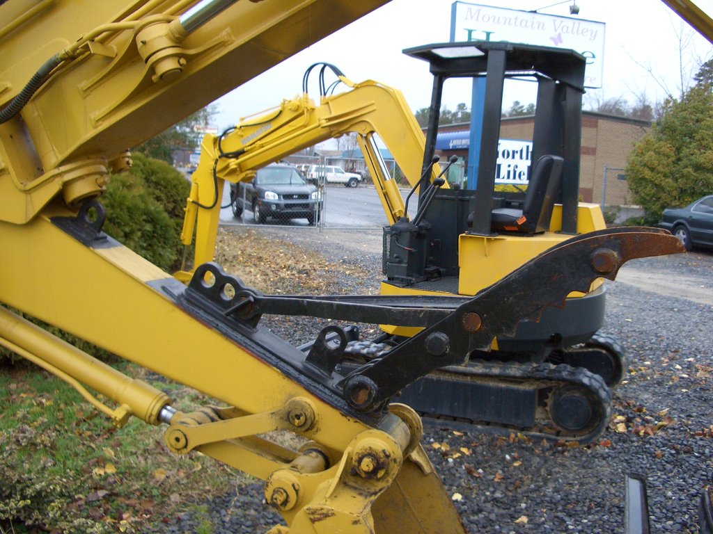 Side profile of the MT1240 excavator thumb welded on a machine.