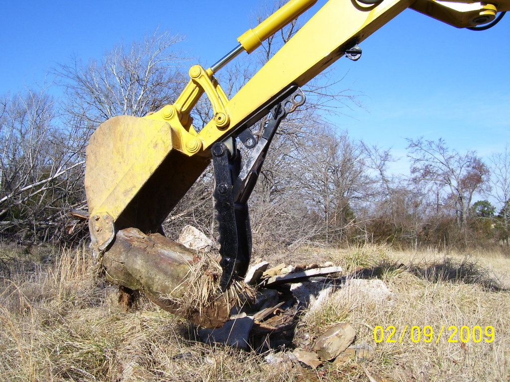 Excavator thumb mt1240 thumb in action. Installed on a Komatsu PC75-UU