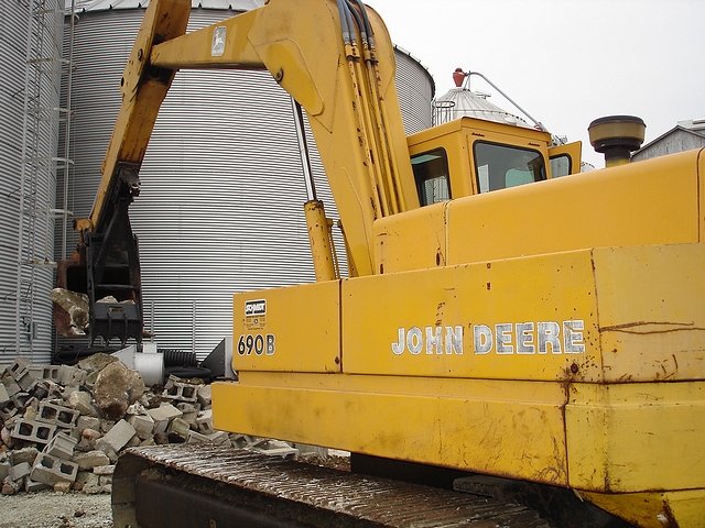 MT2458 thumb installed on John Deere 690B lifting blocks