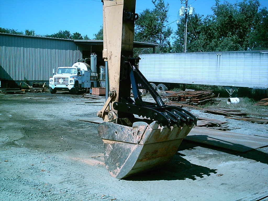 This MT2458 thumb fits tight with this bucket