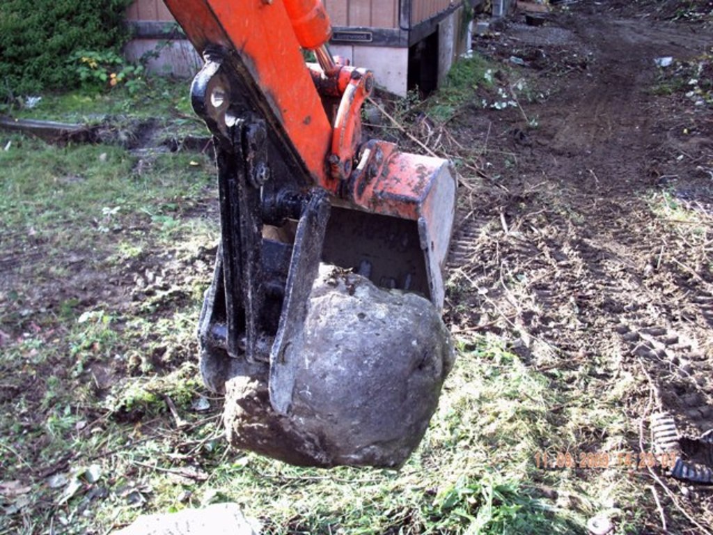 MT618, 6"x18" mini thumb installed on a Kubota KH-41 mini excavator picking up a stone