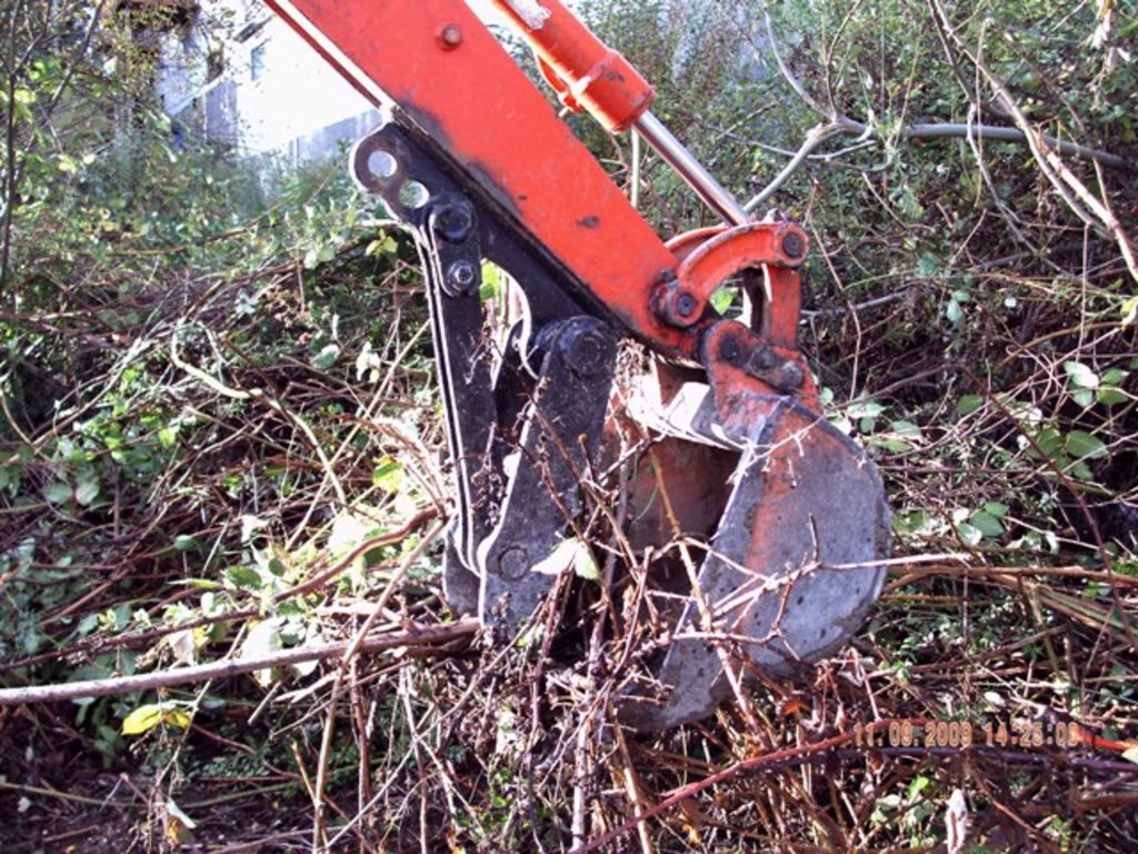 Kubota KH-41 mini excavator hard at work with it's new mini excavator thumb