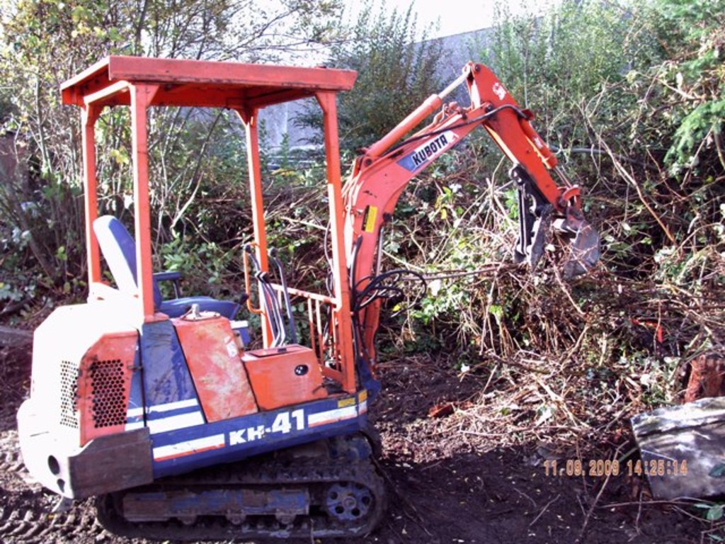 Mt618 mini excavator thumb installed on a kubota kh-41 mini excavator