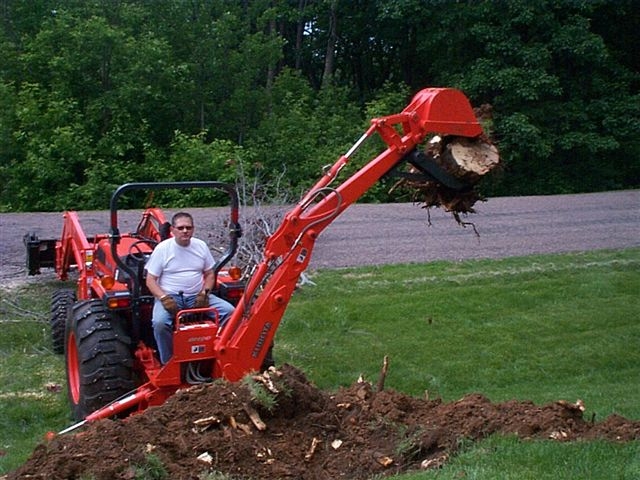 Kubota bh90 backhoe lifts stump from ground with MT618 mini thumb