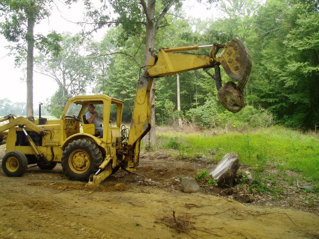 MT830 mini thumb lifting a large rock.