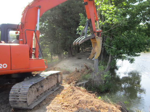 Stumper on hitachi ex120 clearing a path